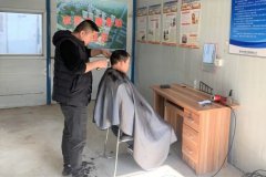 日照秦家樓項目開展農民工免費理發志愿服務活動